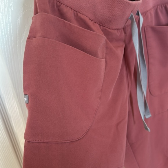 Figs Mauve Jogger scrubs - Picture 7 of 8